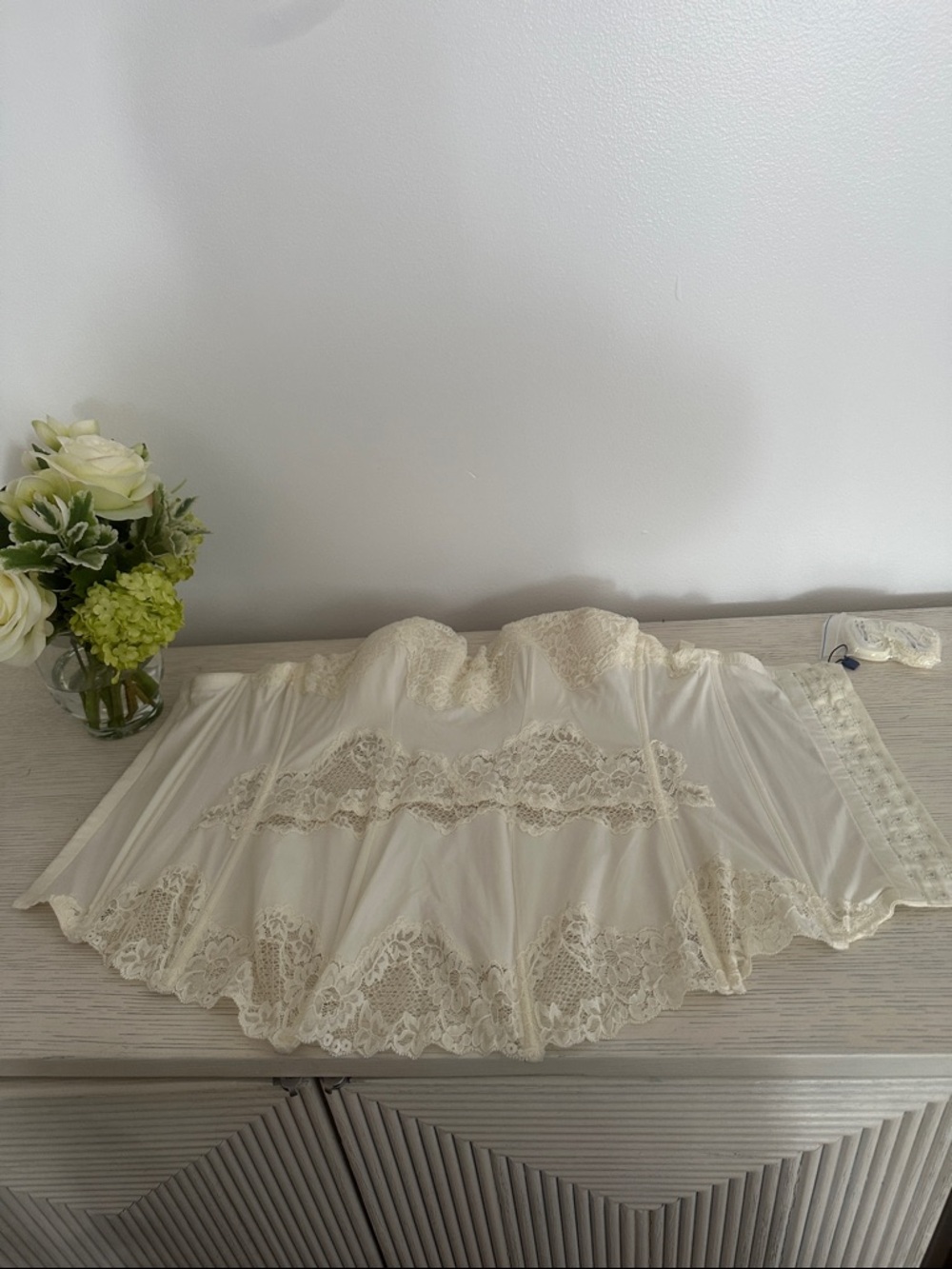 Elegant Cream Lace Strapless Corset - Picture 8 of 16